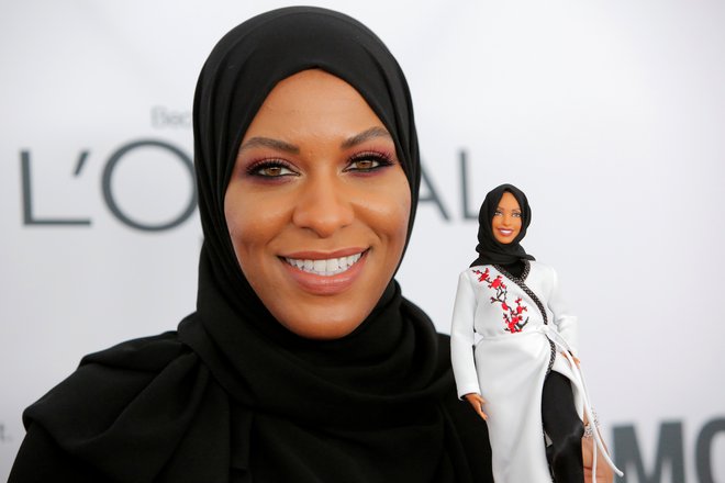 Svojo podobo je Barbie posodila tudi muslimanska sabljačica iz ZDA Ibtihaj Muhammad. FOTO: Andrew Kelly/Reuters