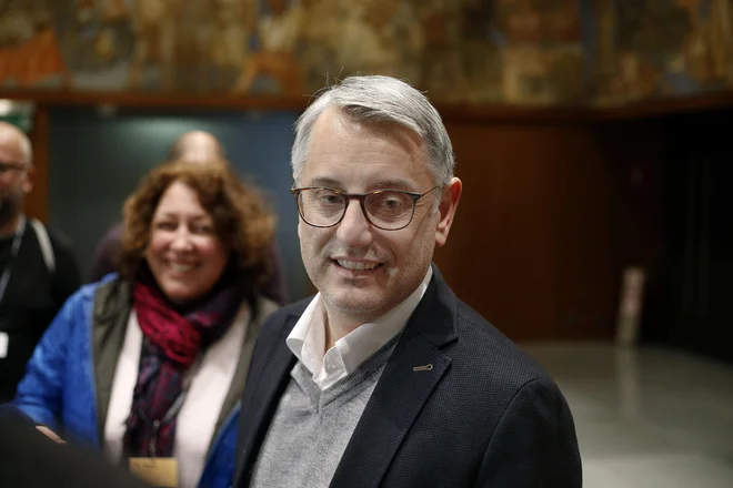 »Mogoče je zdaj celo pravi čas, da smo videli, da so se naredile neke napake pri komuniciranju,« je dopoldansko dramo komentiral vodja poslanske skupine SD Matjaž Han. FOTO: Blaž Samec/Delo
