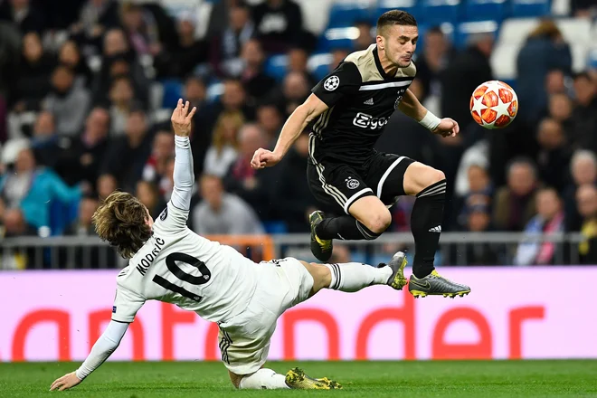 Dušan Tadić je prepričljivo dobil srbsko-hrvaški dvoboj desetic in je zasenčil najboljšega nogometaša na svetu minulega leta Luko Modrića. Foto AFP