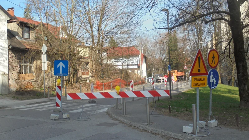 Fotografija: Prenova cestišča in sprememba prometnega režima na delu Vodnikove med Tržno in ulico Na jami iz dvosmerne v enosmerno je že pred leti povzročala ogromno zmede. FOTO: Janez Petkovšek