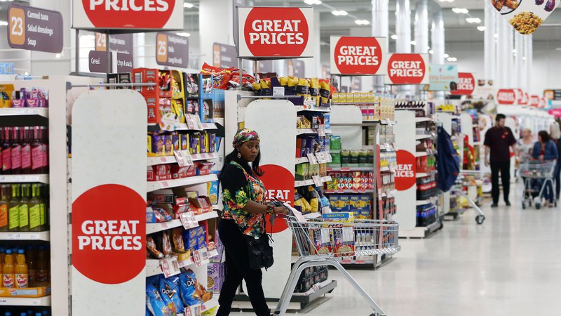 Fotografija: Ukinitev carin bi najverjetneje res zmanjšala ceno izdelkov v trgovinah, in s tem koristila potrošnikom, a bi imela imela tudi negativne posledice. FOTO: REUTERS/Neil Hall