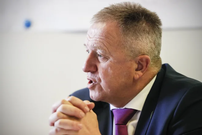 Zavod za blagovne rezerve, kjer so opravili nakup žice na meji, spada pod okrilje gospodarskega ministrstva, ki ga vodi in ga je vodil tudi v času nakupa žice Zdravko Počivalšek. FOTO: Uroš Hočevar/Delo