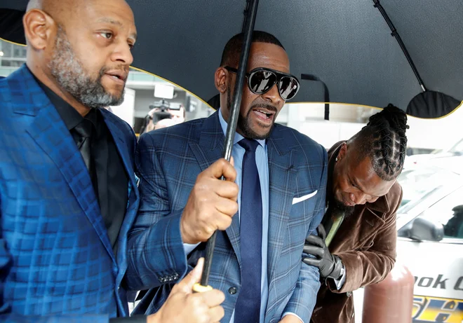 R. Kelly pred prihodom na sodišče. FOTO: Reuters