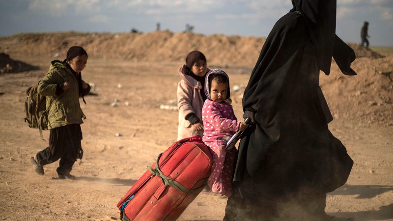 Fotografija: Ženske in otroci v begu pred spopadi za zadnje metre Islamske države. FOTO: AFP