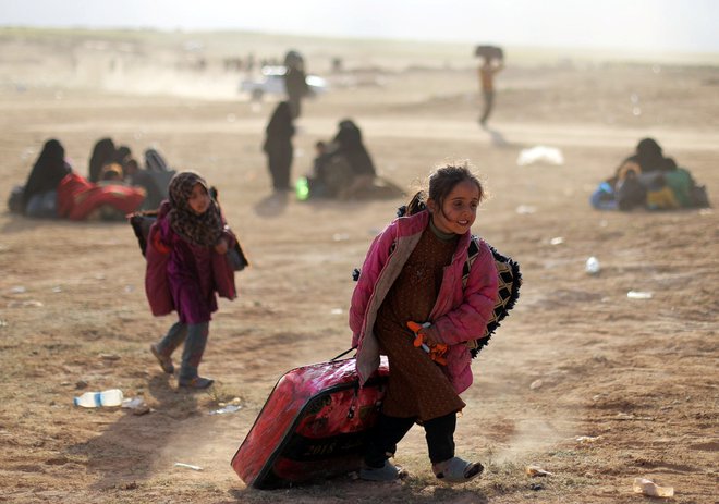 Številni otroci pred vojno bežijo sami, ker nimajo več staršev. FOTO: Reuters