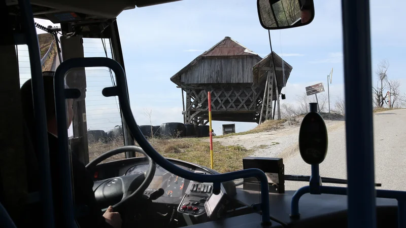 Fotografija: Linija 26 se na Volavljah pod Jančami konča po 59 minutah vožnje od Lipoglava. FOTO Tomi Lombar/Delo