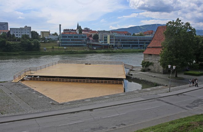 Mariborska občina ima do poletja čas, da za oder pridobi zahtevana dovoljenja. FOTO: Tadej Regent/Delo