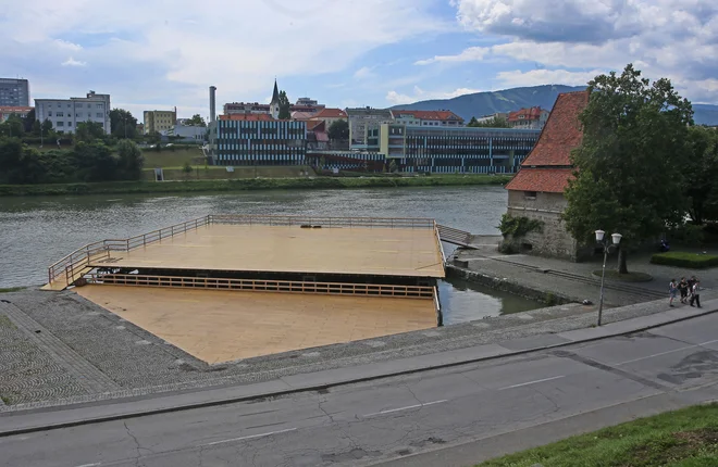Mariborska občina ima do poletja čas, da za oder pridobi zahtevana dovoljenja. FOTO: Tadej Regent/Delo