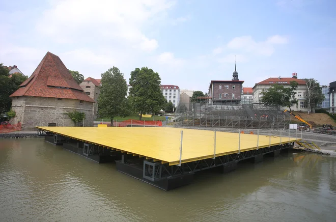 Mariborski župan bi prestavil plavajoči oder, a na občini imajo težave pri iskanju nove lokacije.&nbsp;FOTO: Tadej Regent/Delo