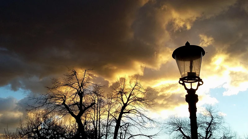 Fotografija: Verjetno ni potrebno na široko utemeljevati, da je zdravniku, ki skuša načelno zastopati individualni interes bolnika, bližje pojmovanje, po katerem umirajoči sam izbere, kako bo razumel svoj interes glede življenja in njegove svetosti. FOTO: Roman Šipić