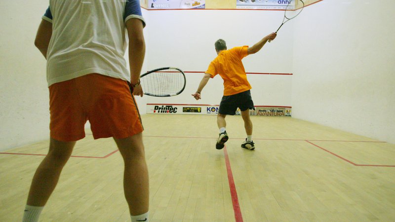 Fotografija: V tenisu, denimo, igralca ne ovira nič, v skvošu ga stena in soigralec. FOTO: Matej Družnik/Delo