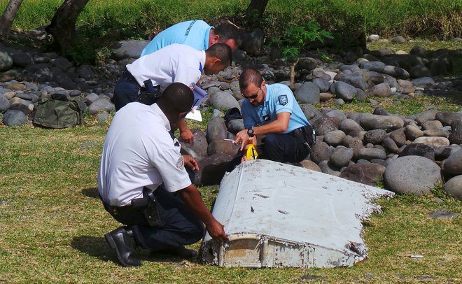 Ob afriški obali so našli približno 30 kosov, le za tri so potrdili, da so del izginulega letala. Ta kos so našli na Reunionu julija 2015. FOTO: Reuters