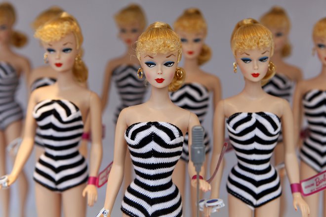 Takšen je bil izgled prvih lutk Barbie, ko so izšle na tržišče leta 1959. FOTO: Aly Wong/Reuters