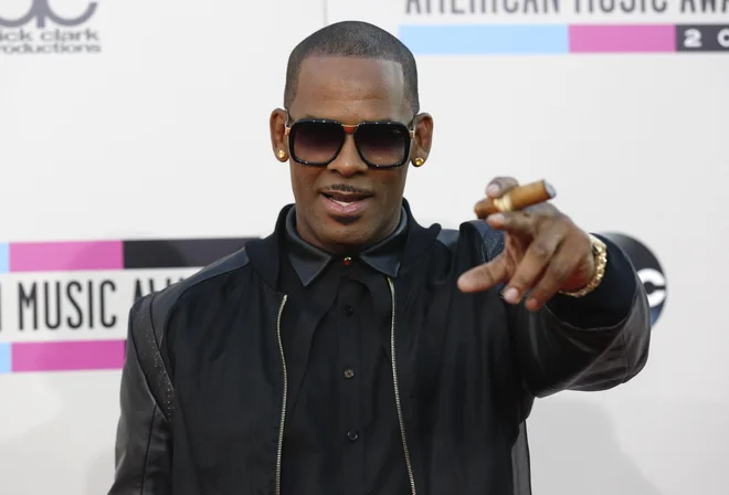 R. Kelly kljub kontroverznosti koncerte še vedno razprodaja, vprašanje pa je, ali jih bo tudi odpel, saj je trenutno za zapahi. FOTO: Reuters