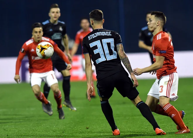 Petar Stojanović si je prislužil rumeni karton. FOTO: Denis Lovrović/AFP
