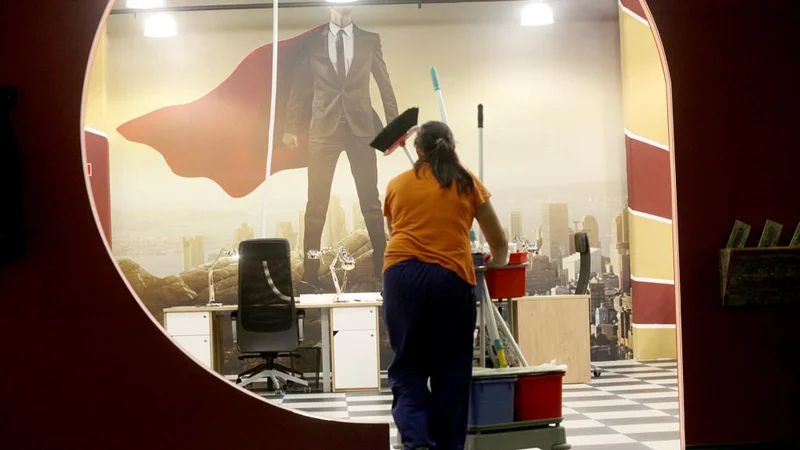 Fotografija: ženska čistilka Foto Delo