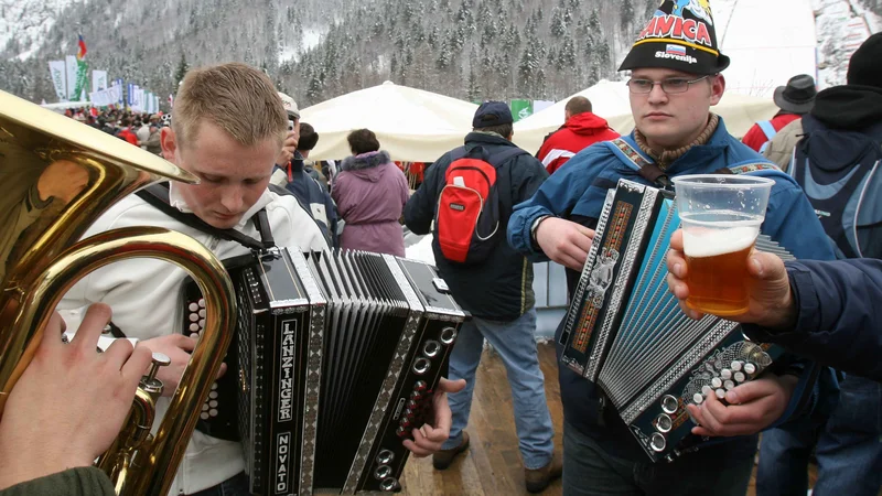 Fotografija: V mokrih kulturah si ni mogoče zamisliti večjega ali manjšega praznovanja brez nezmernih količin alkoholnih pijač, pije pa se tudi iz manj pomembnih vzrokov ali kar tako. FOTO: Igor Modic