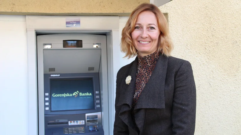 Fotografija: Alenka Kovač pred bankomatom Gorenjske banke v Osilnici, ki ga bodo nadomestili s sodobnejšim. Foto: Simona Fajfar/Delo