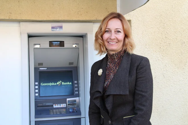 Alenka Kovač pred bankomatom Gorenjske banke v Osilnici, ki ga bodo nadomestili s sodobnejšim. Foto: Simona Fajfar/Delo