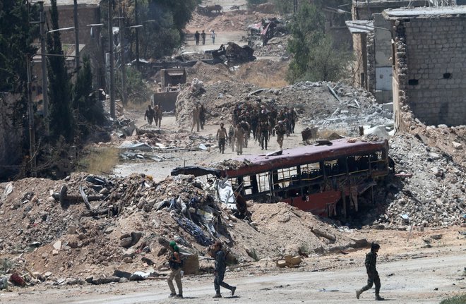 Pred vojno največje mesto v Siriji in eno najstarejših mest na svetu Alep je zdaj, po letih bojev med uporniki in režimom Bašarja al Asada, ki ga je na koncu s rusko pomočjo zasedel, kup ruševin. FOTO: AFP