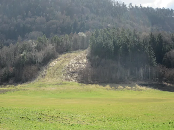 Nekdanje smučišče v Preboldu že leta ni videlo mladih smučarjev. So pa ob smučišču še postavljene luči. FOTO: Špela Kuralt