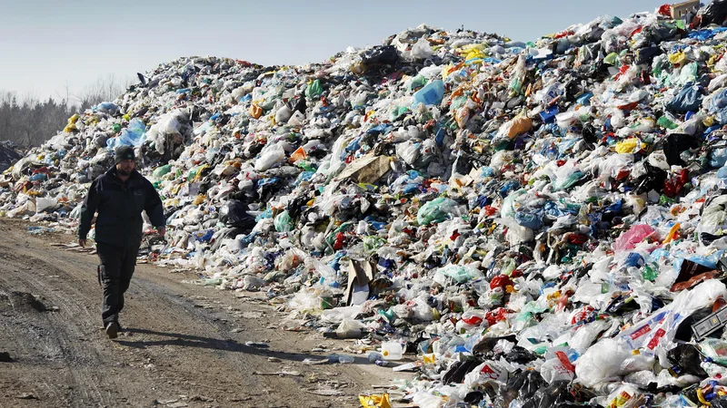 Fotografija: Komunalna podjetja večinoma odpadno embalažo še vedno skladiščijo in čakajo na odvoz. FOTO: Leon Vidic/Delo