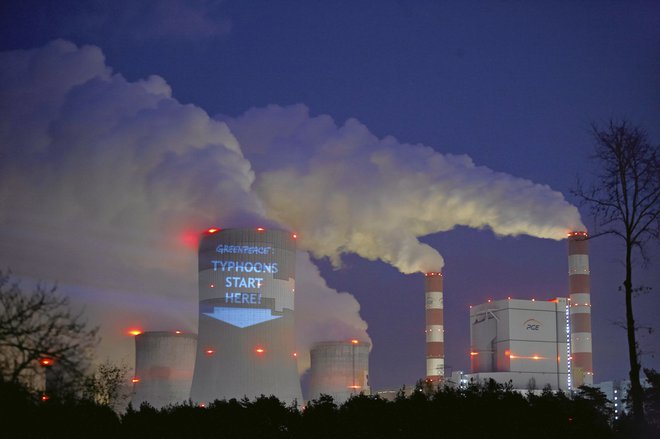 Količina CO2 v ozračju je najvišja v zadnjih 650.000 letih, kažejo podatki.  FOTO: Kacper Pempel / Reuters 