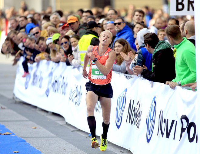 Tek na 21 in 42 kilometrov na Ljubljanskem maratonu. FOTO: Roman Šipić/Delo