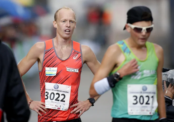 Mitja Krevs, drugi v teku na 21km, na lasnkem Ljubljanskem maratonu. FOTO: Roman Šipić/Delo