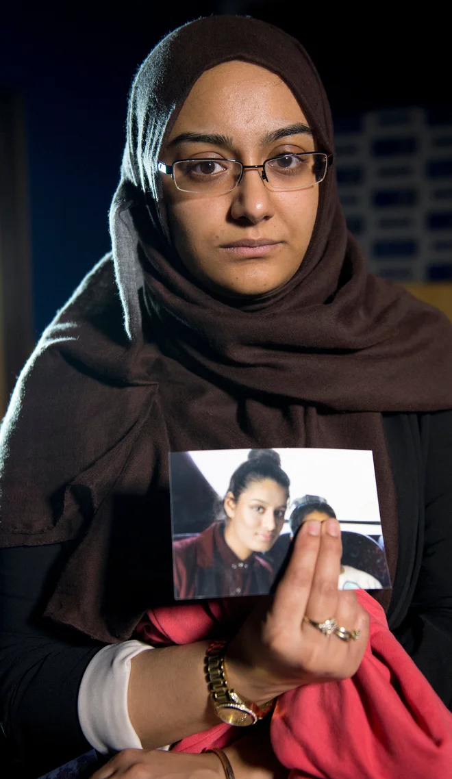 Renu Begum, Shamimina sestra, s fotografijo pobegle najstnice. FOTO: Pool Reuters