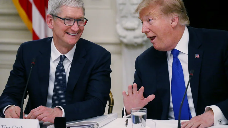 Fotografija: Tim Cook se je spodrsljaju Donalda Trumpa nasmejal. FOTO: Leah Millis/Reuters