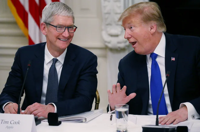 Tim Cook se je spodrsljaju Donalda Trumpa nasmejal. FOTO: Leah Millis/Reuters
