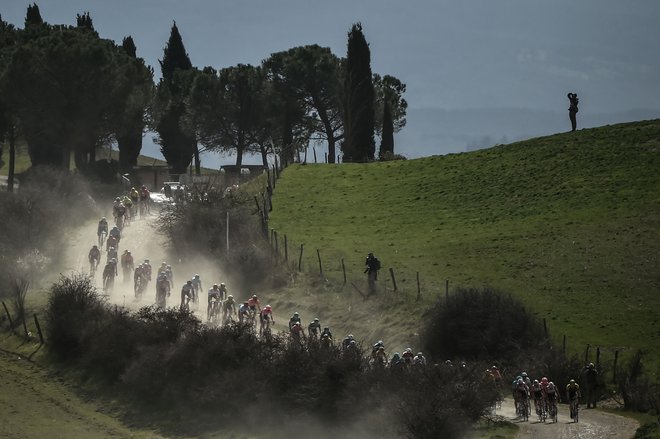 Na belih makadamskih cestah dirke Strade Bianche se vedno praši za karavano. FOTO: Marco Bertorello/AFP