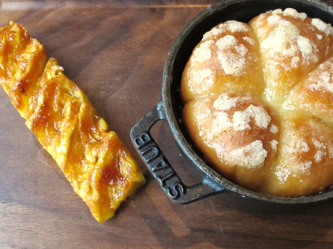 Tipsy Cake, "okajeni brioš", kreativno prirejena Blumenthalova sladica po receptu J. H. Walsha iz leta 1810, priložena je rezina ananasa, ki se je dve uri počasi pekel ob odprtem ognju. Za »prevoz« ananasov mimo ognja v Dinner s
