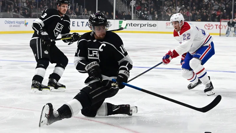 Fotografija: Anže Kopitar in soigralci so morali spet na kolena. FOTO: Kirby Lee/Reuters