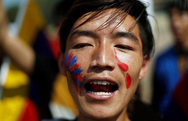 Podporniki dalajlame so prepevali pesmi in molili, nekateri so imeli na obrazih napisano »svoboden Tibet«. FOTO: Adnan Abidi/Reuters