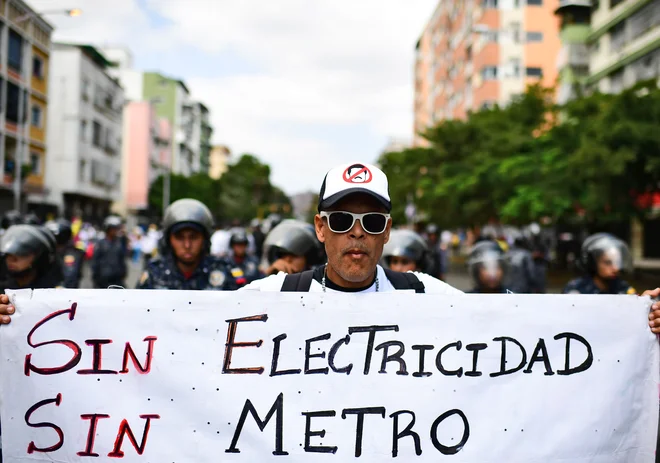 Po obsežnem električnem mrku, ki je v četrtek prizadel večji del Venezuele, se stanje v državi le počasi izboljšuje. FOTO: Ronaldo Schemidt/Afp