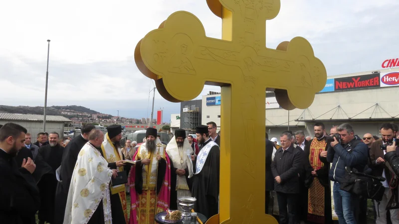 Fotografija: Včeraj so posvetili zemljišče za gradnjo pravoslavne cerkve v Kopru. Foto Nataša Čepar