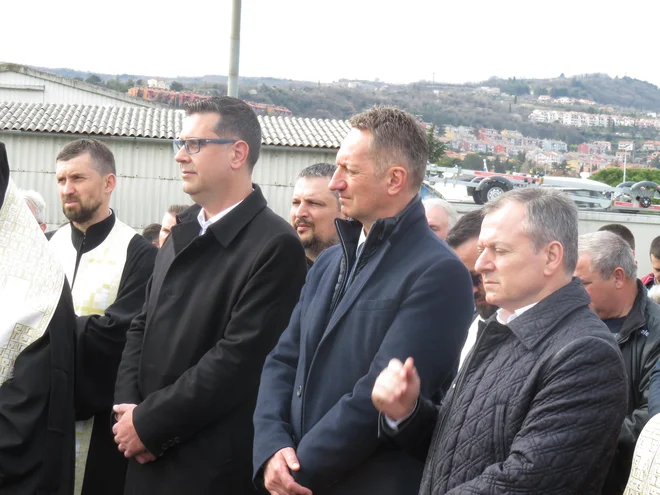 Obreda so se udeležili tudi (z leve proti desni) koprski župan Aleš Bržan, njegov predhodnik Boris Popovič in donator zemljišča Mladen Milanović Kaja. Foto Nataša Čepar