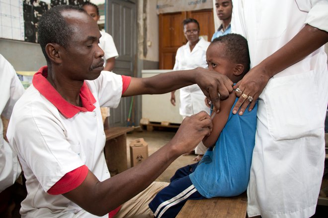 Med septembrom lani in februarjem letos so na Madagaskarju zabeležili več kot 79.000 primerov okužb z ošpicami. FOTO: Mamyrael/Afp