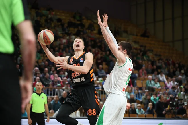 Edo Murić (z žogo) je bil bržkone edini Slovenec, ki je zadovoljen zapustil Tivoli po gostovanju Cedevite. FOTO: ABA