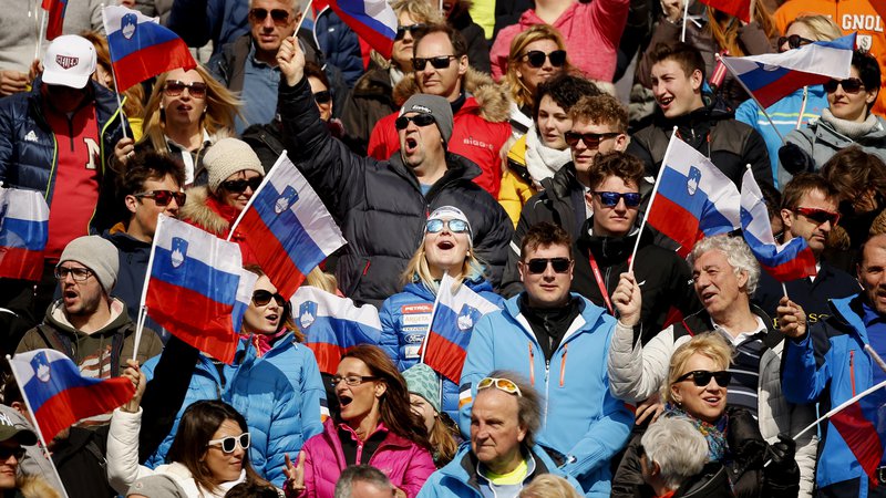 Fotografija: Meta Hrovat (v sredini) je takole navijala za slalomiste na Pokalu Vitranc v Podkorenu. FOTO: Matej Družnik/Delo