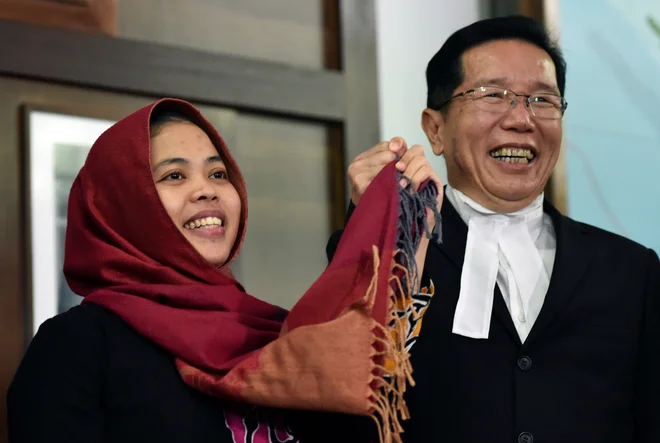 Siti Aisyah so malezijske oblasti izpustile, njena soobtoženka Vietnamka Doan Thi Huong ostaja za zapahi. Foto Stringer Reuters