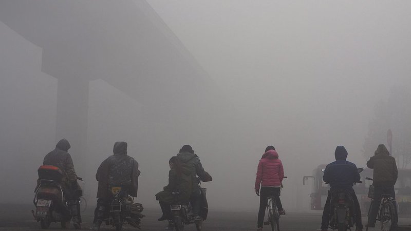 Fotografija: Gost smog v kitajskem mestu Shijiazhuang. FOTO: Reuters
