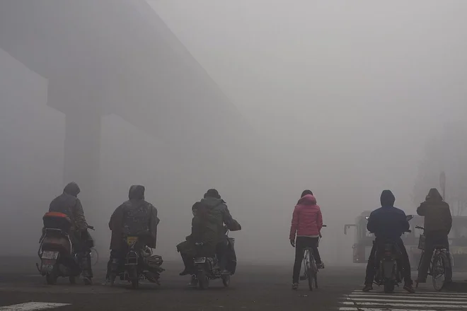 Gost smog v kitajskem mestu Shijiazhuang. FOTO: Reuters