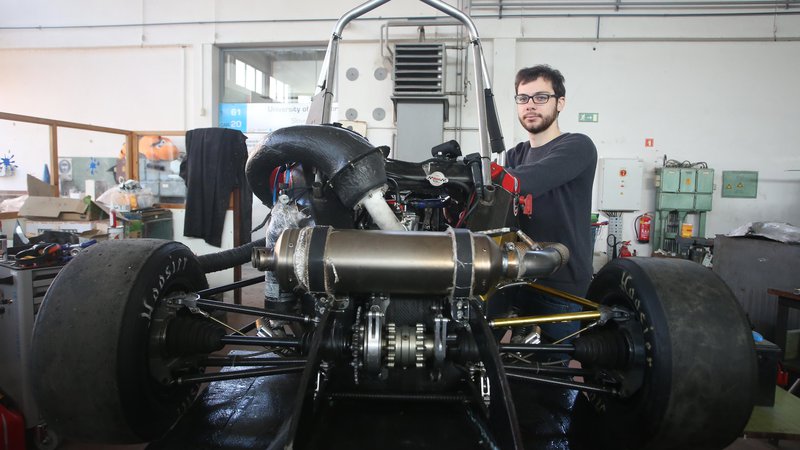 Fotografija: Klemen Pongračič je član projekta Formula Student, v katerem študentje vsako leto tekmujejo v izdelavi dirkalnika. FOTO: Tadej Regent/Delo