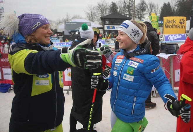 Spomin na Zlato lisico. Bolniško odsotna Ilka Štuhec bo finale zime spremljala od daleč. Sredi tedna jo čaka pregled poškodovanega kolena v Švici. FOTO: Tadej Regent/Delo