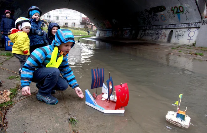 S prireditvijo se v Ljubljani spominjajo starega običaja, ko so obrtniki po vodi spuščali lesene cokle z gorečimi svečkami in se tako veselili, da s prihodom pomladi pri delu ne bodo več potrebovali luči. FOTO: Roman Šipić