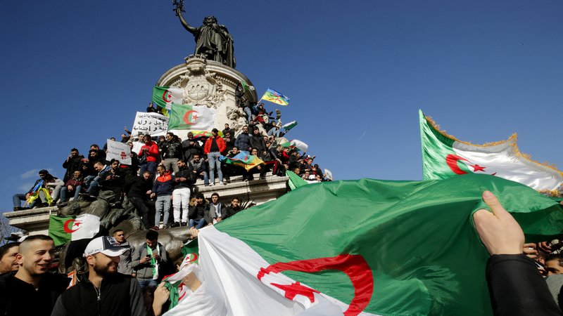Fotografija: Protestnikom je, kot kaže, uspelo. Bouteflikin krog je danes umaknil kandidaturo in predsedniške volitve prestavil za nedoločen čas. Foto: Philippe Wojazer/Reuters
