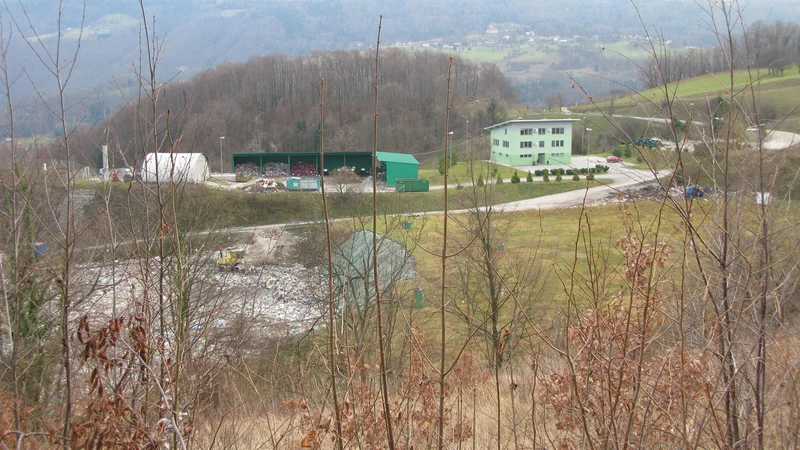 Fotografija: Na deponiji Unično, kjer ima sedež Ceroz, se krešejo iskre. FOTO: Polona Malovrh